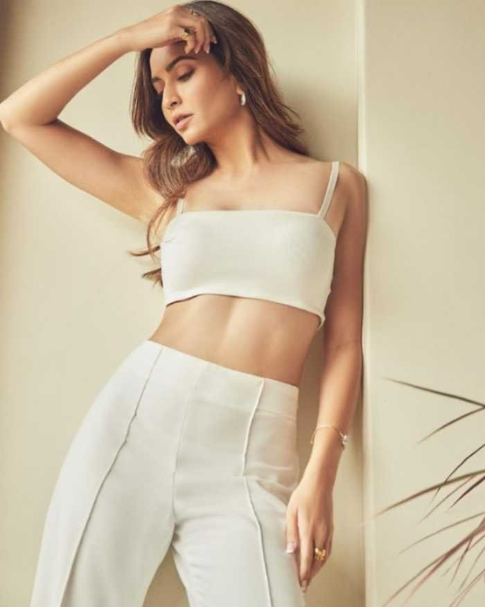krithi kharbanda 7